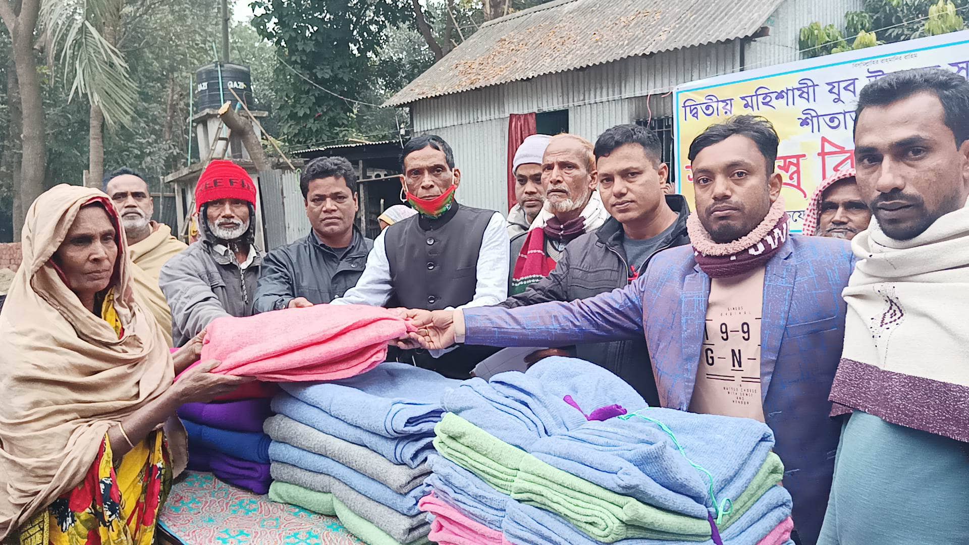ধামরাইয়ে দ্বিতীয় মহিশাষী যুব উন্নয়ন সংঘের উদ্যোগে কম্বল বিতরণ
