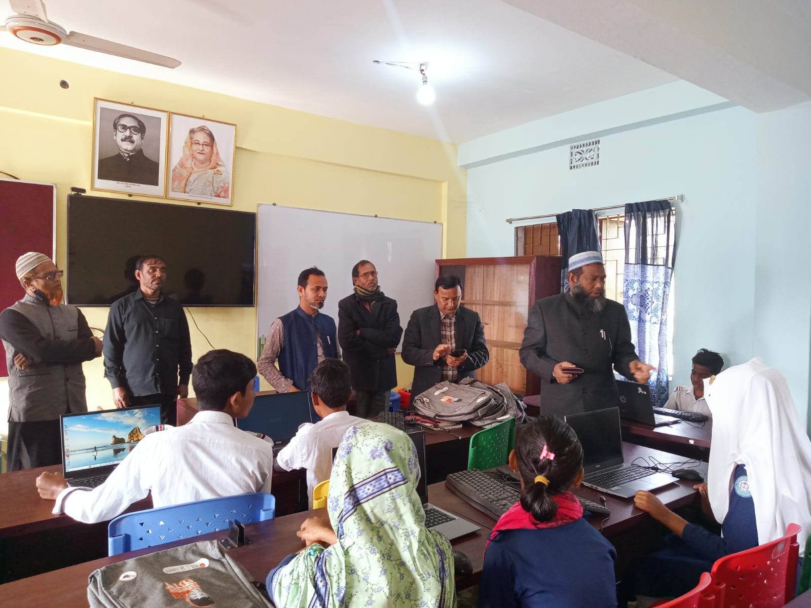 বাকাকুড়া উচ্চ বিদ‍্যালয়ে “শেখ রাসেল ডিজিটাল ল‍্যাব” পরিদর্শন করলেন জেলা শিক্ষা অফিসার রেজুয়ান