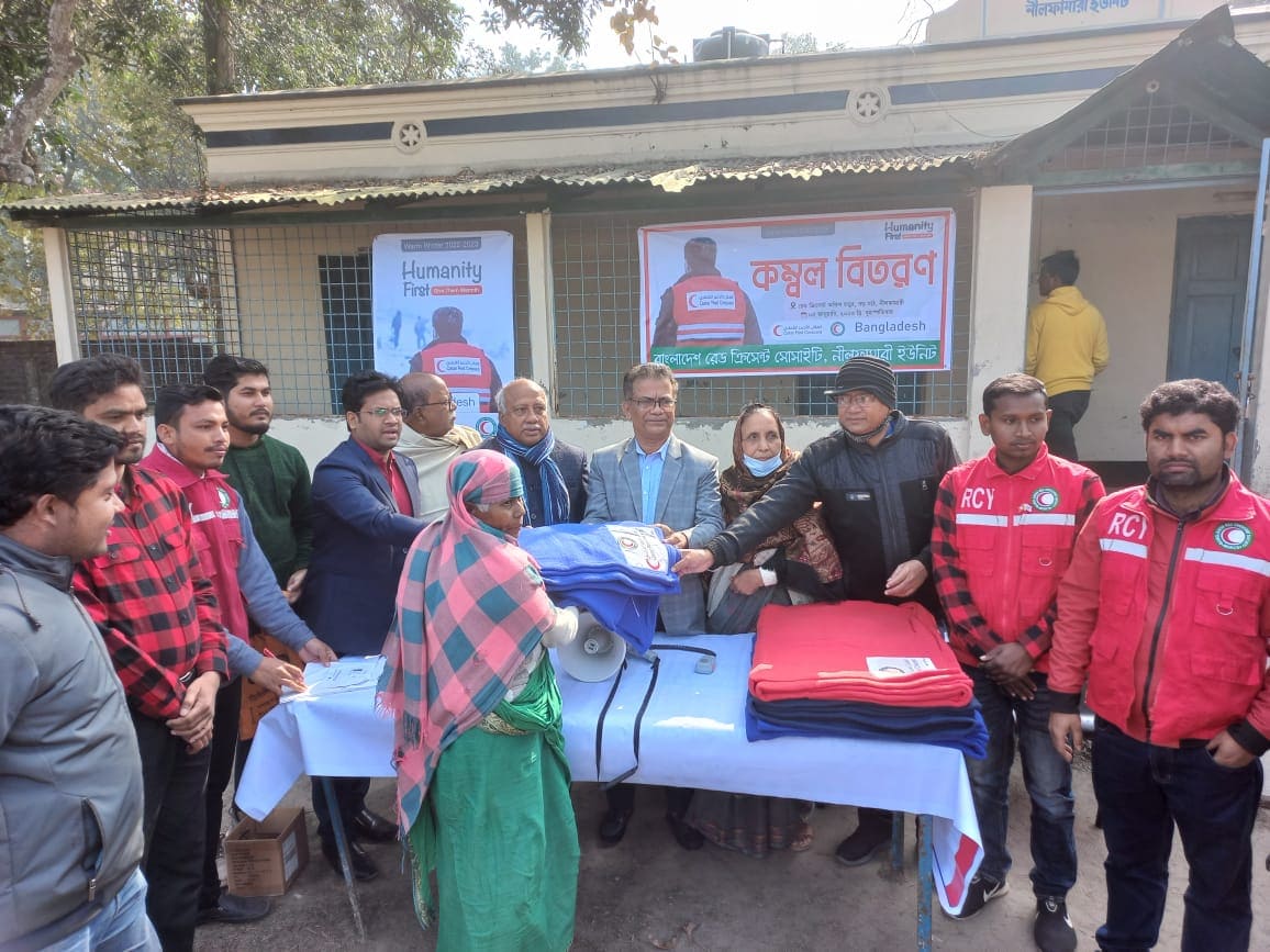 নীলফামারী রেড ক্রিসেন্ট সোসাইটির উদ্যোগে ৪০০ জনের মাঝে কম্বল বিতরণ