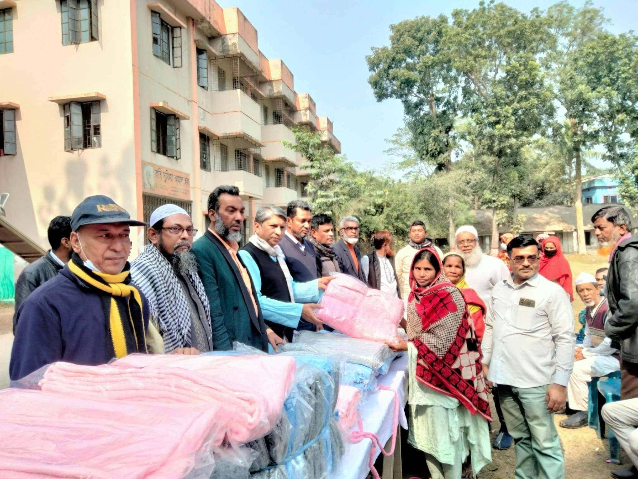 রায়পুরায় আ.লীগ নেতা এবিএম রিয়াজুল কবির  কাওছারের উদ্যোগে শীতবস্ত্র  কম্বল বিতরণ