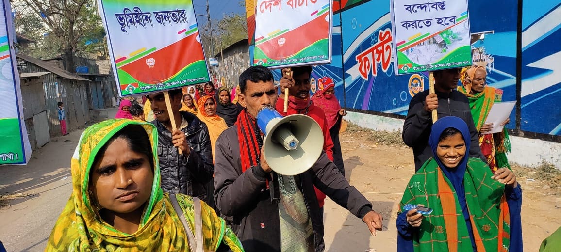 বেড়া উপজেলার ভূমিহীনদের পুনর্বাসনের দাবিতে মানববন্ধন