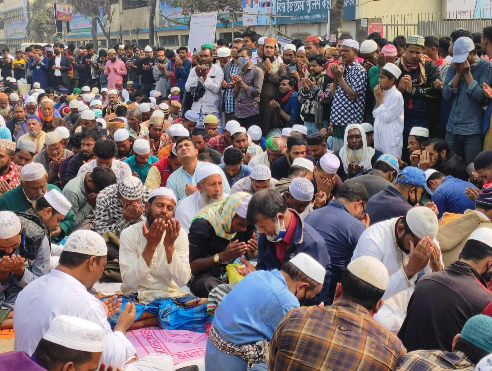 দুনিয়া ও আখিরাতের মঙ্গল কামনা করে আখেরি মোনাজাতে শেষ হলো ৫৬তম বিশ্ব ইজতেমা