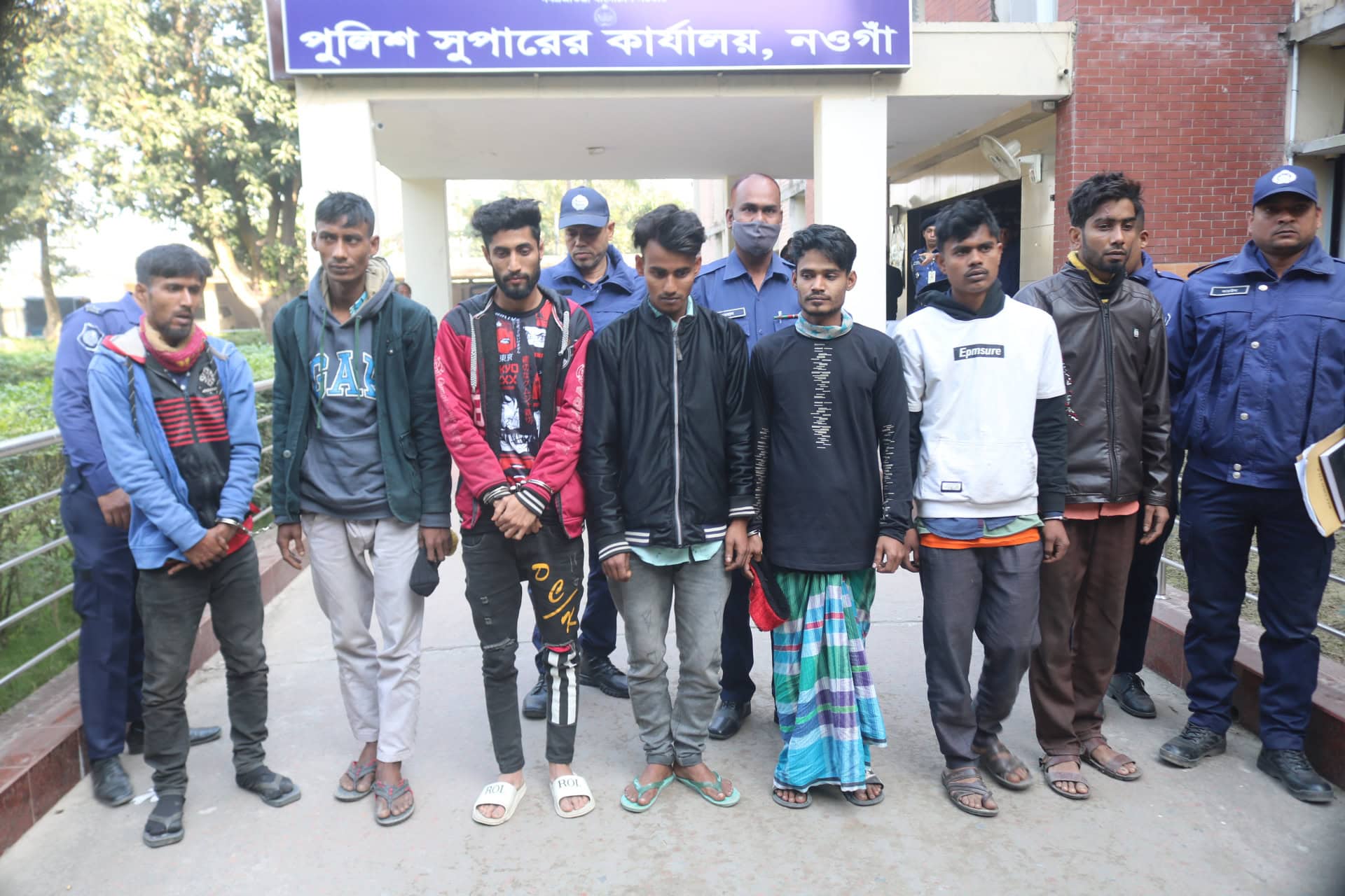 নওগাঁয় বৈদ্যুতিক মিটার চোর চক্রের ৯ সদস্য গ্রেফতার