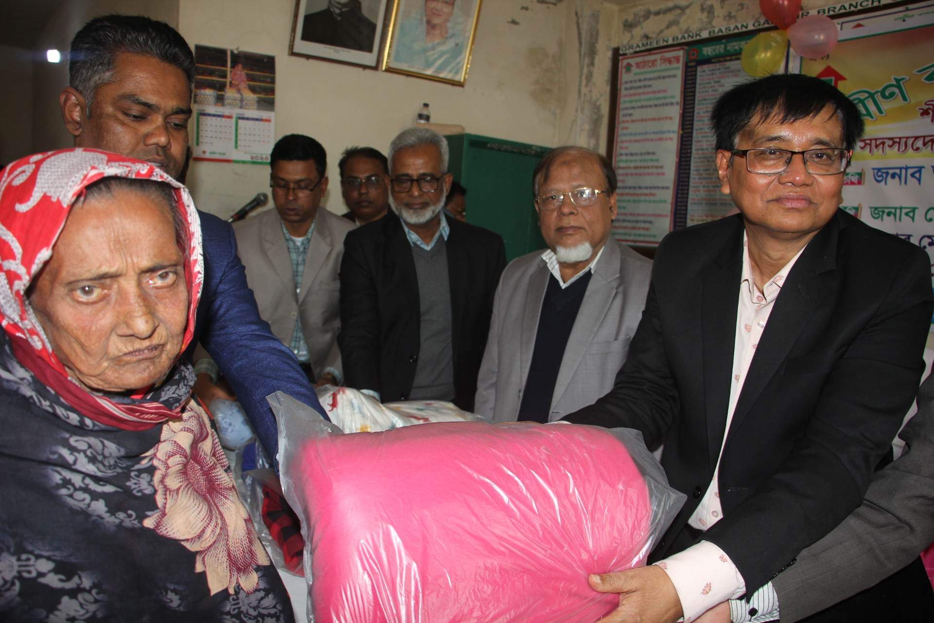 দুস্ত্য সদস্যদের মাঝে গ্রামীণ ব্যাংকের কম্বল বিতরণ