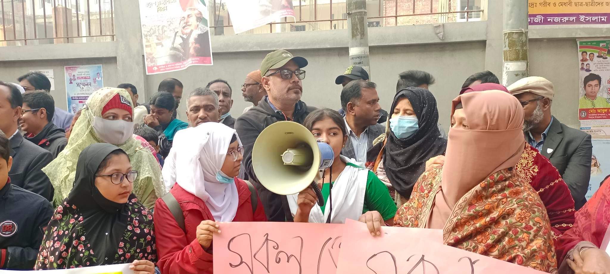 “আমরা আমাদের ভাই-বোনের সাথে পড়তে চাই” সহোদর কোটায় শতভাগ ভর্তির দাবিতে মানববন্ধনে শিক্ষার্থীরা