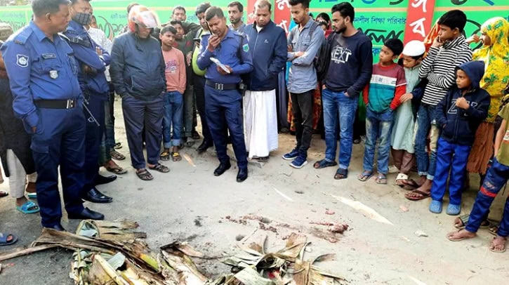 সিরাজগঞ্জে বাবার সামনেই অটোরিকশার চাকায় পিষ্ট ছেলে