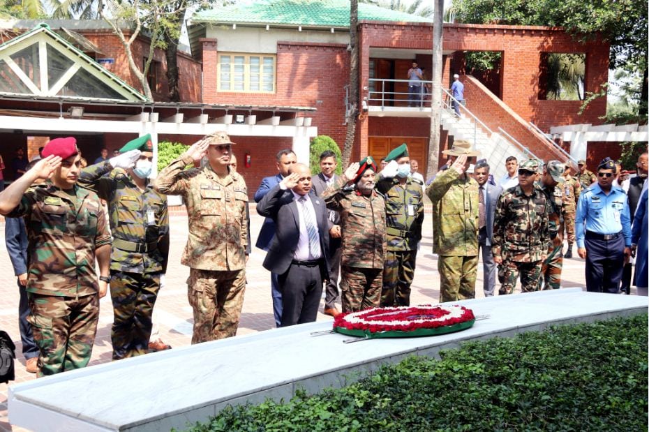 বঙ্গবন্ধুর সমাধিতে সাত দেশের সামরিক প্রতিনিধির শ্রদ্ধা