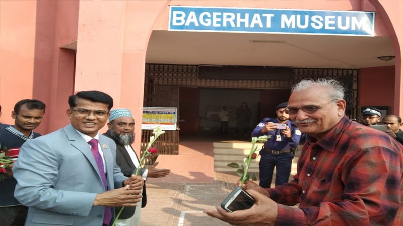 বিশ্ব ঐতিহ্য ষাটগম্বুজ মসজিদ ২৮ বিদেশী পর্যটক ঘুরে দেখলেন