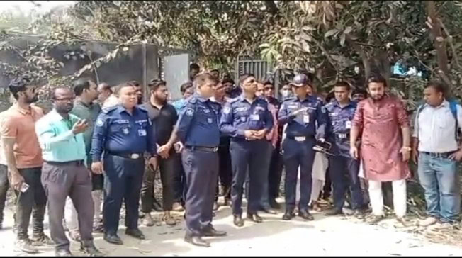 সোনারগাঁওয়ে জমি সংক্রান্ত বিরোধের জেরে ২ জন খুন  ও ১জন আহত হওয়ার ঘটনা পরিদর্শন করলেন ডি আই জি নুরুল ও সঙ্গীয় ফোর্স।