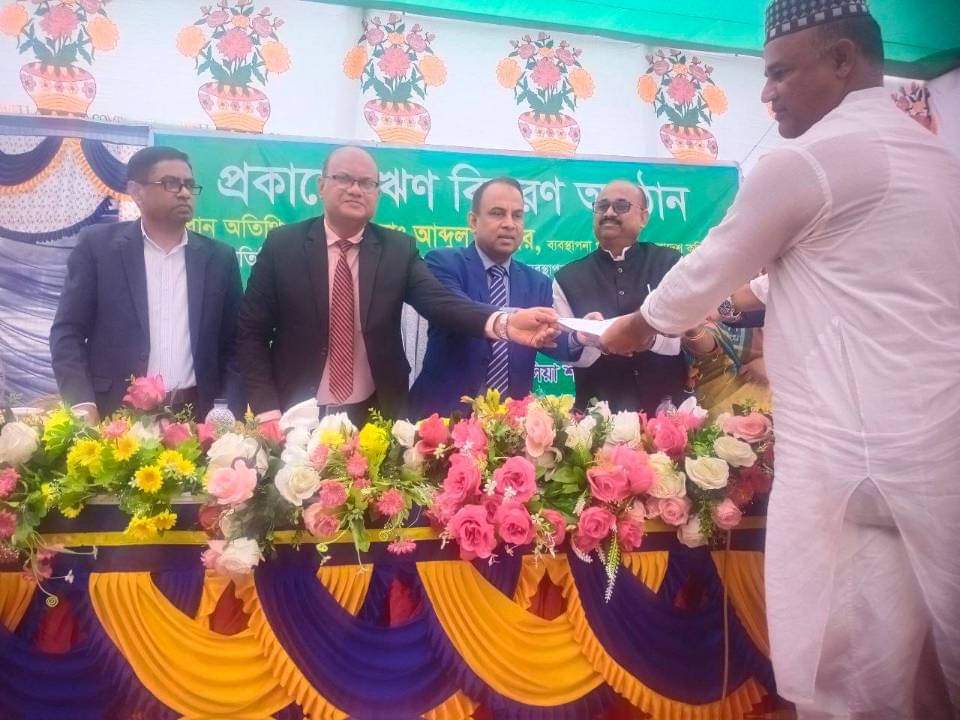 ধামরাইয়ে বালিয়া কৃষি ব্যাংকের ১০১ জনের মাঝে প্রকাশ্যে ঋণ বিতরণ অনুষ্ঠিত