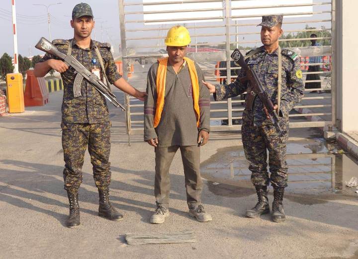 রামপাল তাপ বিদ্যুৎ কেন্দ্রের তামার তারসহ শ্রমিক আটক