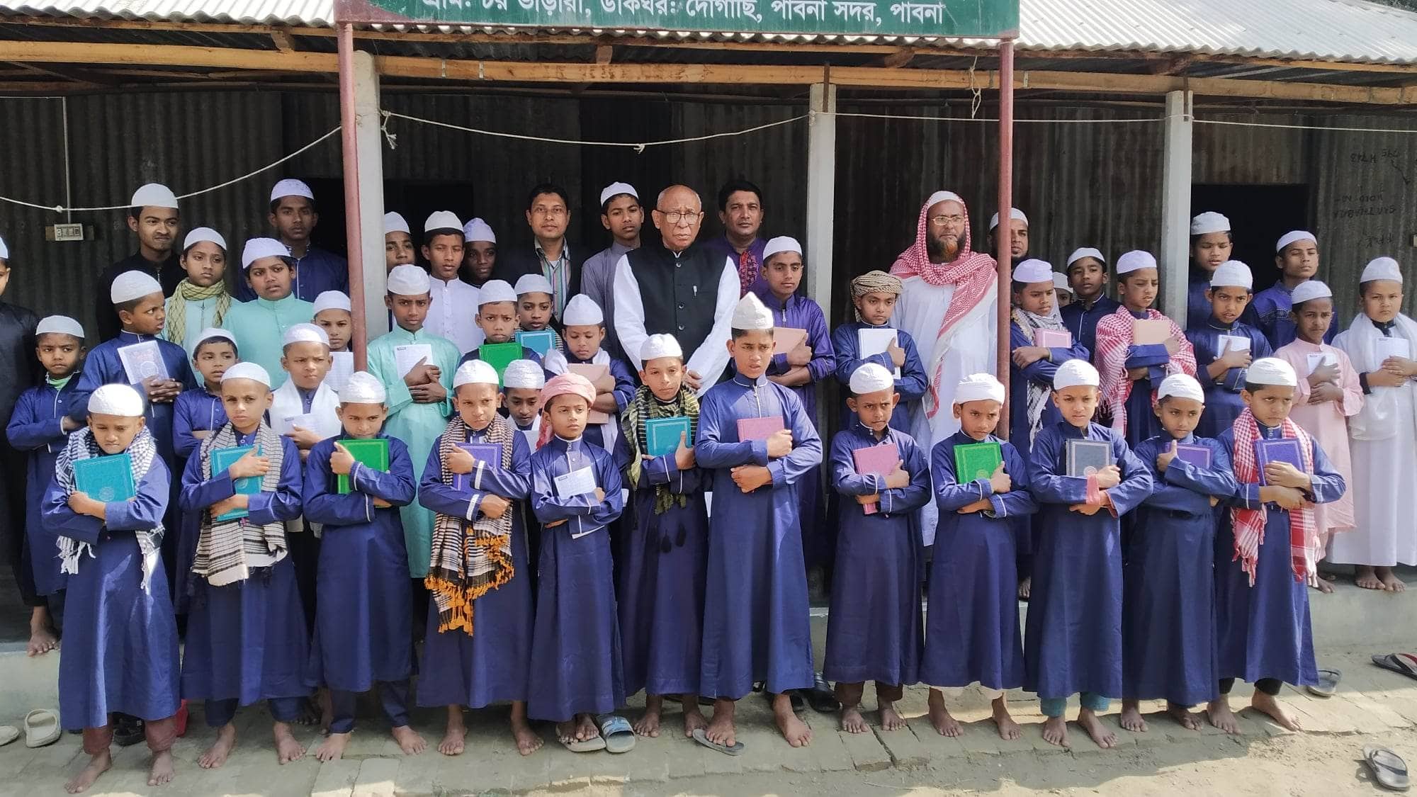 পাবনায় শিক্ষার্থীদের কোরআন শরীফ তুলে দেন জেলা পরিষদ চেয়ারম্যান