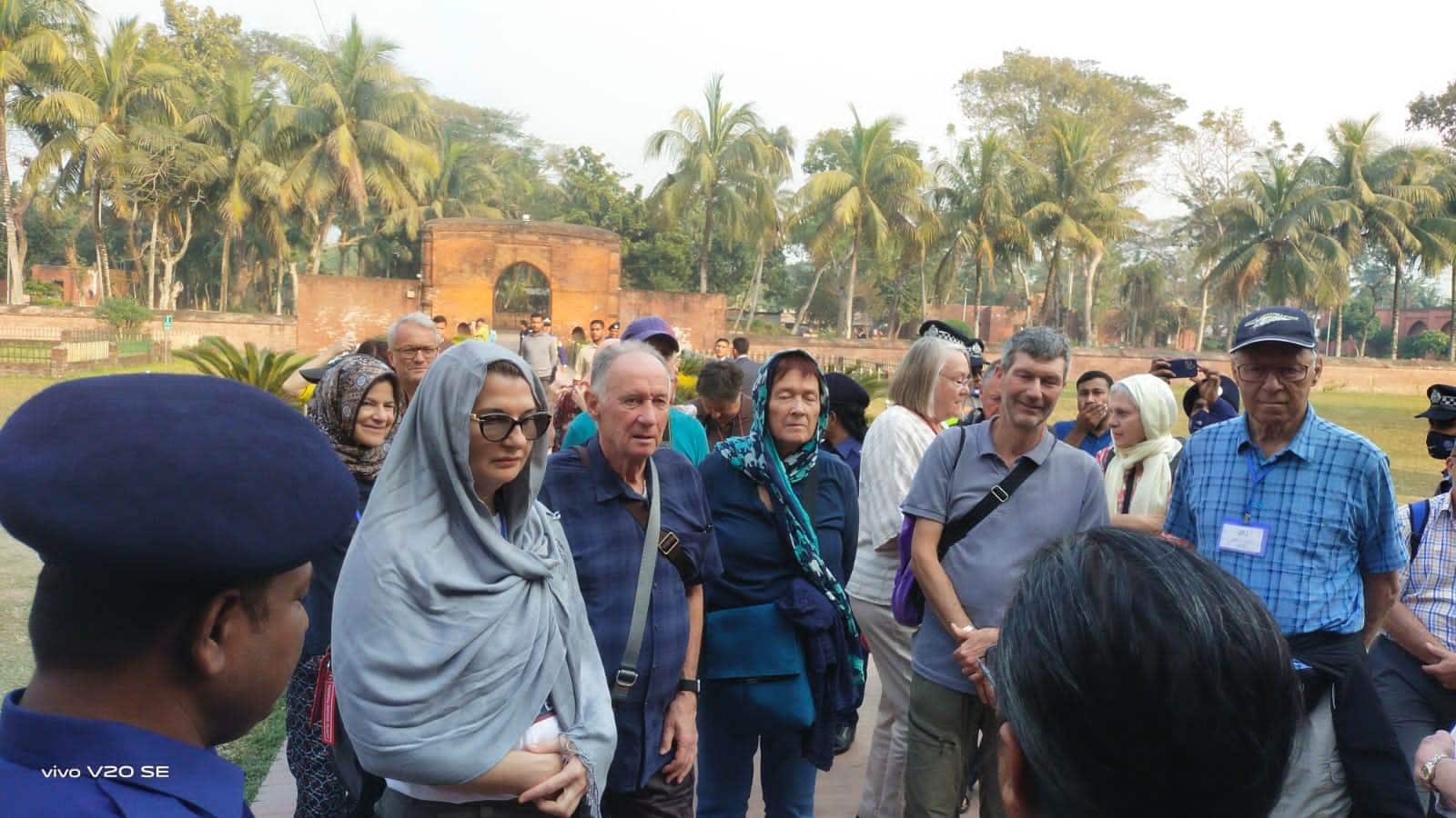 ষাটগম্বুজ মসজিদ ঘুরে দেখলেন বিলাসবহুল প্রমোদতরী এমভি গঙ্গা বিলাসের ২৮ বিদেশী পর্যটক
