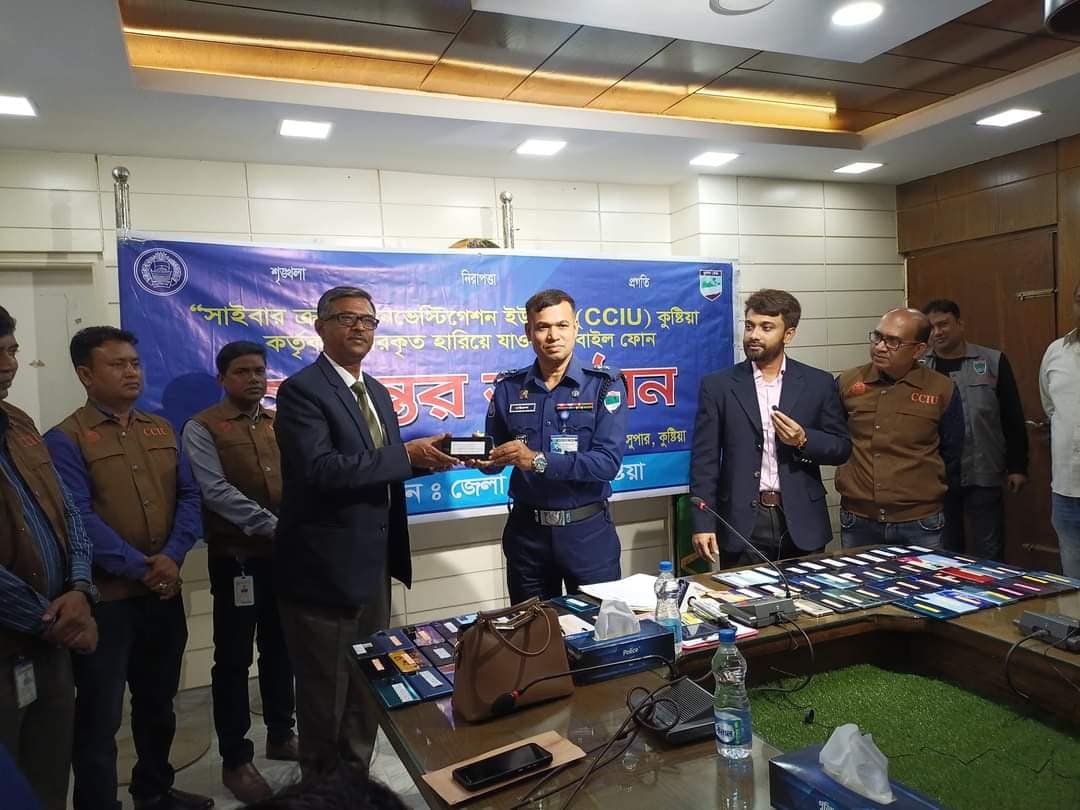 কুষ্টিয়ায় উদ্ধারকৃত ৭৪ টি মোবাইল ফোন ও নগদ ১,১৭,৫০০/- টাকা প্রকৃত মালিকদের নিকট হস্তান্তর