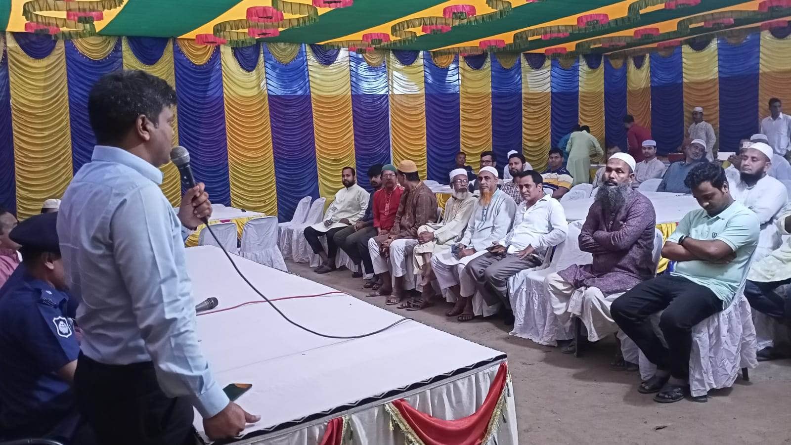 শেরপুর নকলায় ব্যবসায়ি  আর্থিক প্রতিষ্ঠানের প্রধানদের সাথে নকলা বাজার কমিটির নেতৃবৃন্ধের সাথে পুলিশের মতবিনিময়