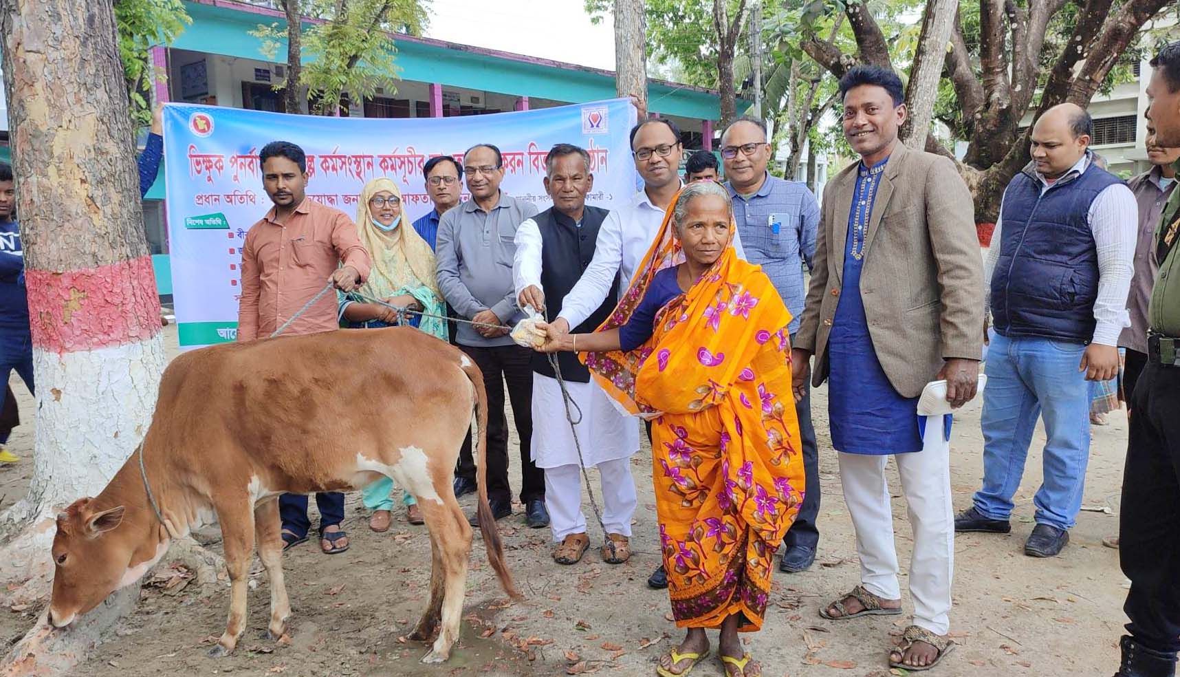 ডিমলায় ভিক্ষুকদের মাঝে উপকরন বিতরন