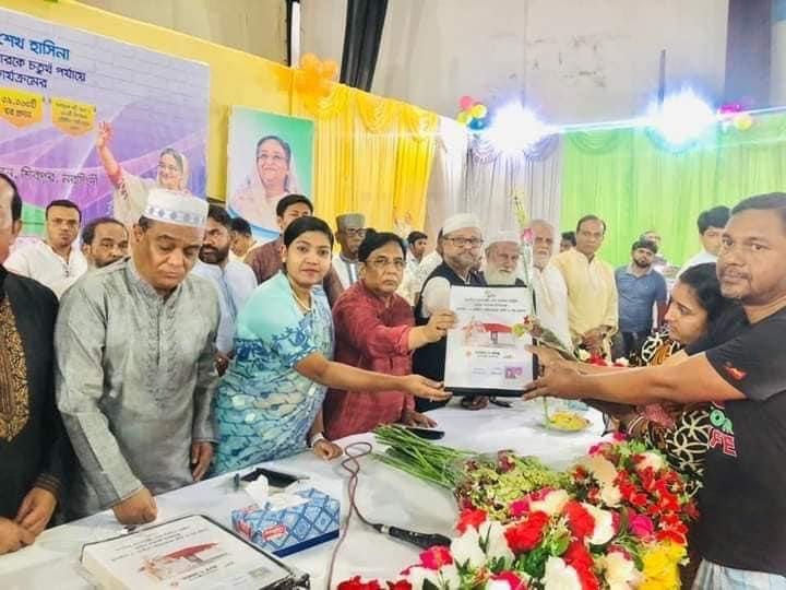 শিবপুর উপজেলায় ৭৫ জন ভূমিহীন ও গৃহহীন পরিবারের কাছে ঘরের চাবি ও জমির দলিল হস্তান্তর