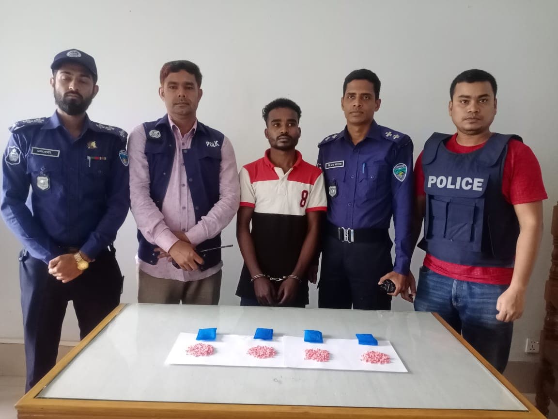 বিজয়নগরে ৮০০ পিস ইয়াবা ও গাজাঁসহ আটক- ২