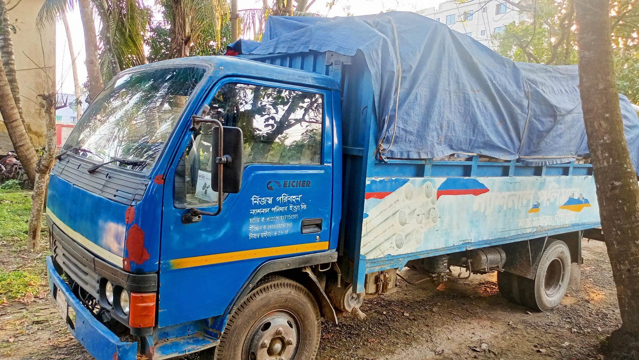 ঝালকাঠি শহরে ডিসির গাড়িতে ধাক্কার এ্যাকশন !