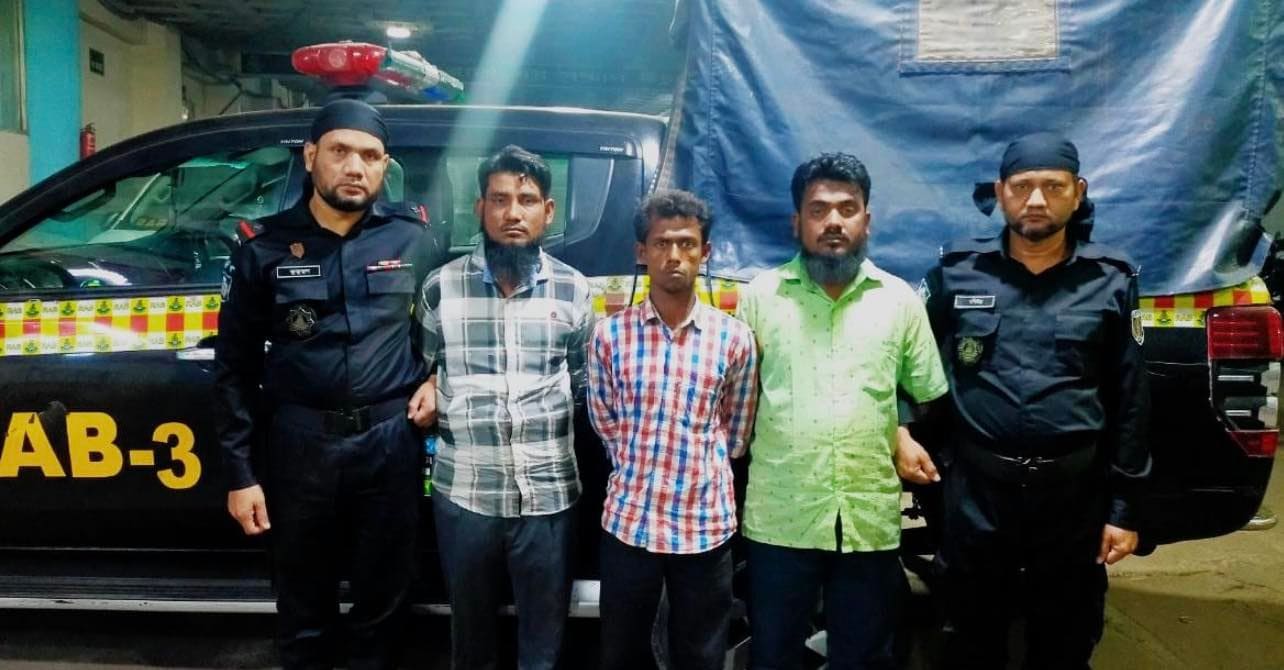 বিপুল পরিমান ফেন্সিডিলসহ কুখ্যাত মাদক ব্যবসায়ী জসিম উদ্দিন ও তার ৩ সহযোগী’কে আটক করছে র‍্যাব-৩