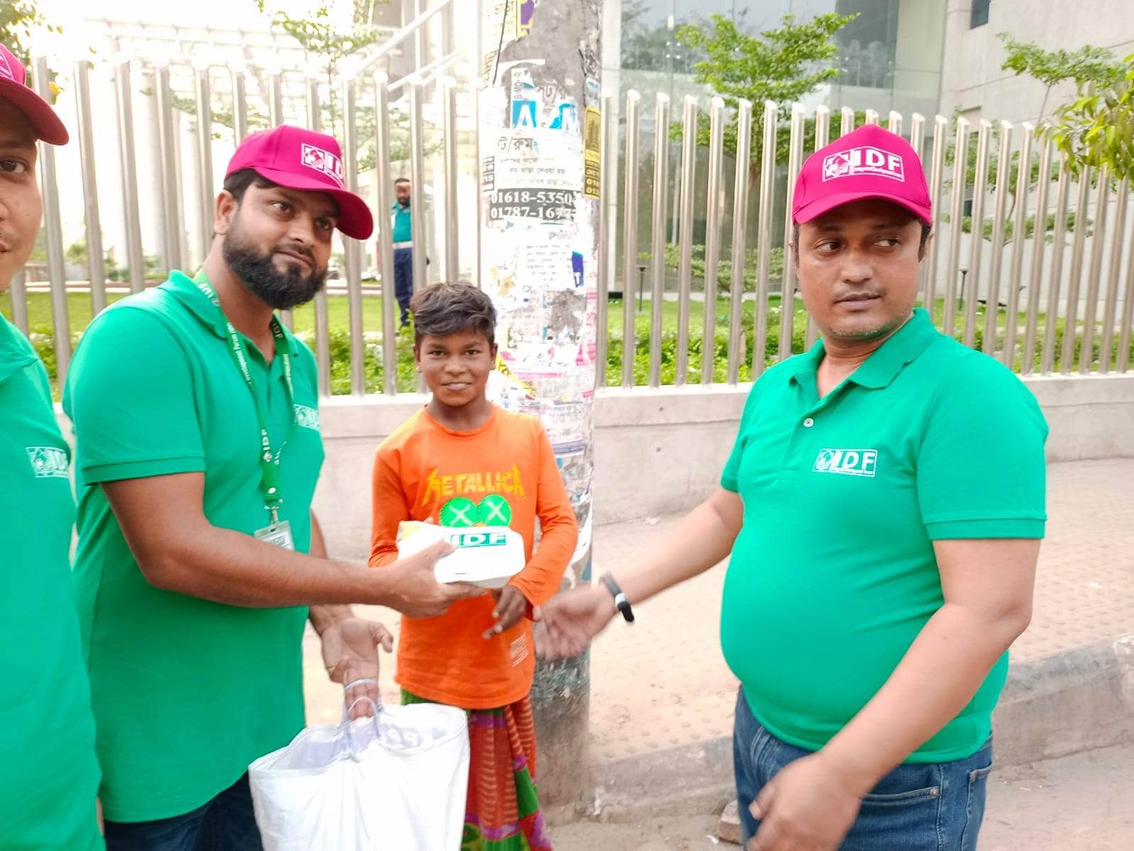 শতাধিক ভাসমান মানুষের মাঝে ইন্টিগ্রেটেড ডেভেলপমেন্ট ফোরাম (আইডিএফ) এর ইফতার বিতরন