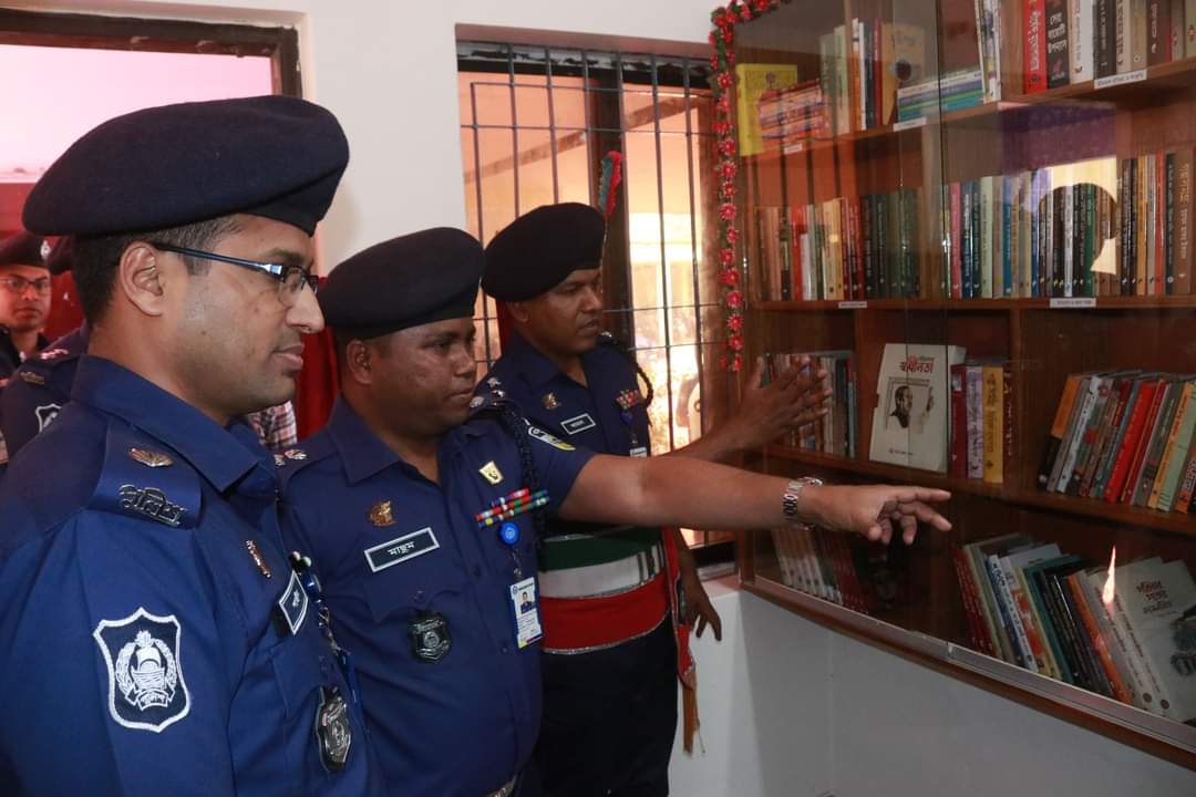 সেবা গ্রহীতাদের জন্য থানায় বুক কর্ণার উদ্ভোধন