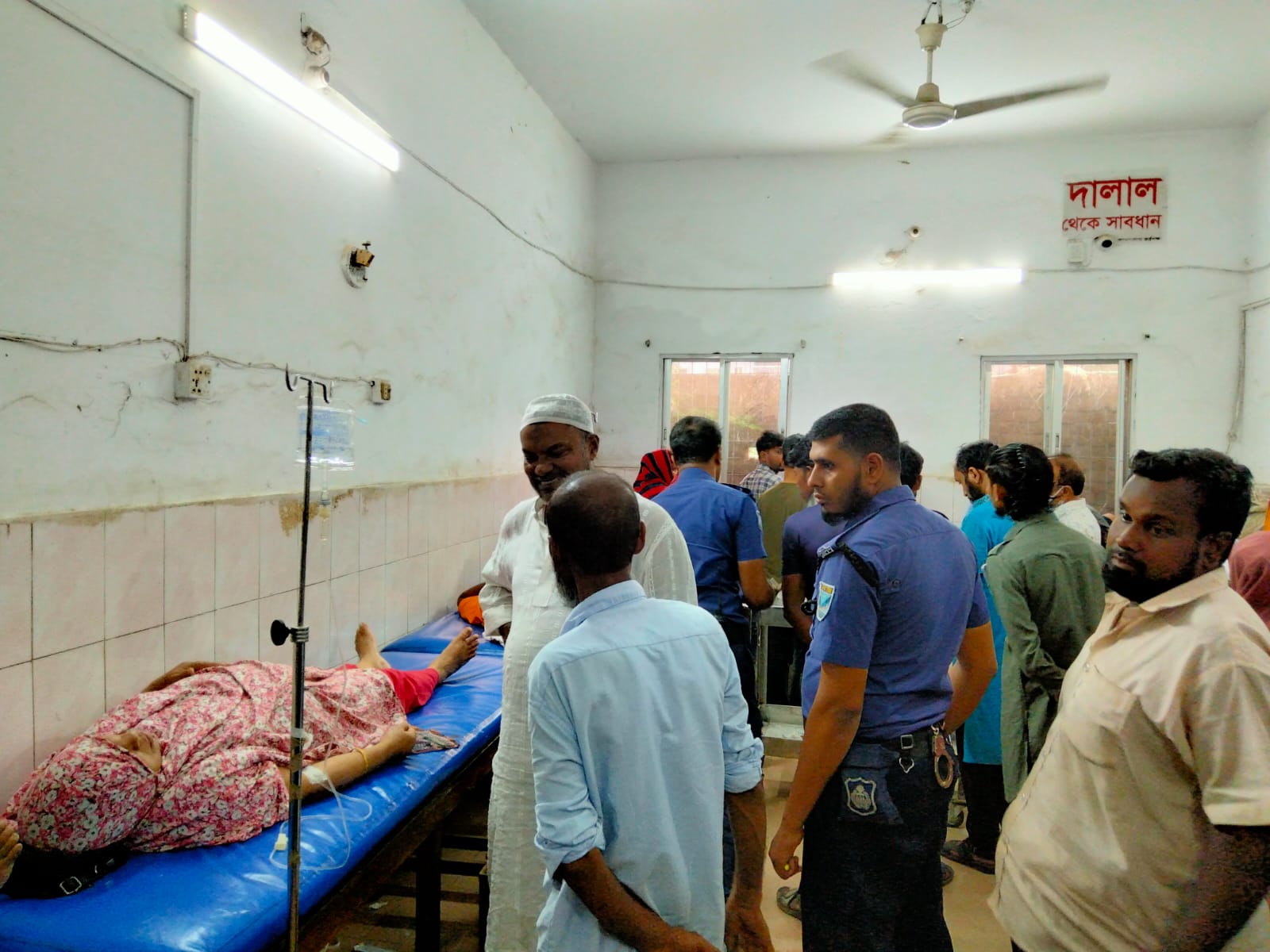 নরসিংদীর ঘোড়াশালে কাভার্ডভ্যান-সিএনজি সংঘর্ষে নারীসহ দুইজনের মৃত্যু, আহত-৪