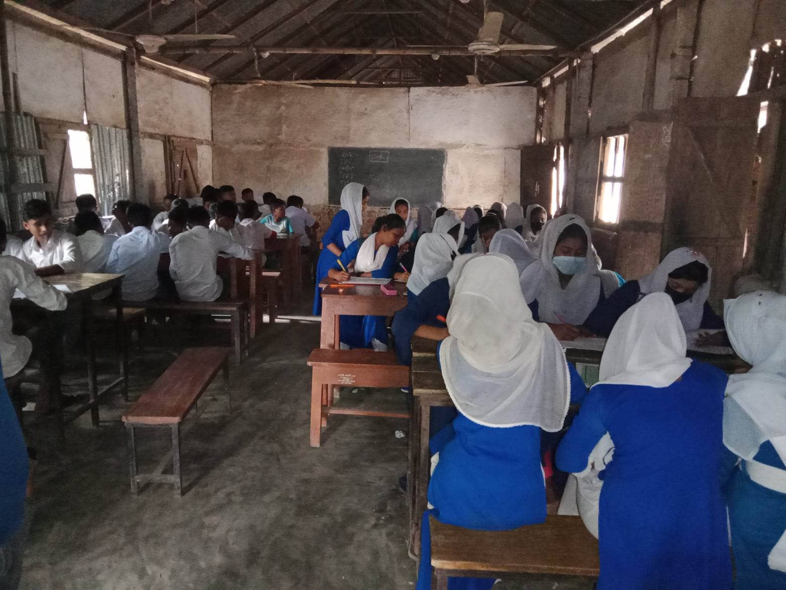 ২শত টাকা ফি নিয়ে ষষ্ঠ ও সপ্তম শ্রেণির শিক্ষার্থীদের পরীক্ষায় বসিয়েছেন প্রীতিলতা উচ্চ বিদ্যালয়ের প্রধান শিক্ষক