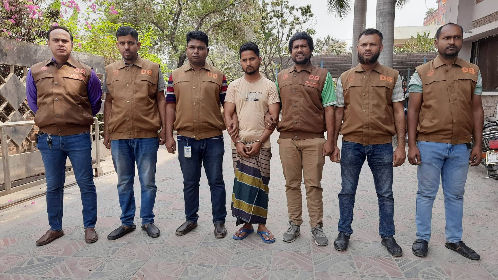 সোনারগাঁওয়ে জমি সংক্রান্ত বিরোধের জেরে  জোড়া খুন মামলার দুই আসামী গ্রেফতার