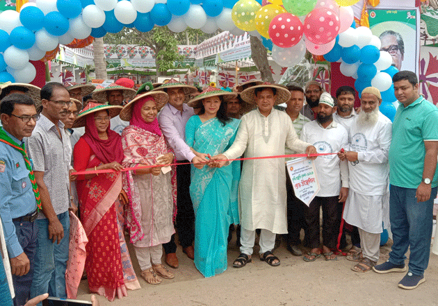 পবায় কৃষি প্রযুক্তি মেলার উদ্বোধন