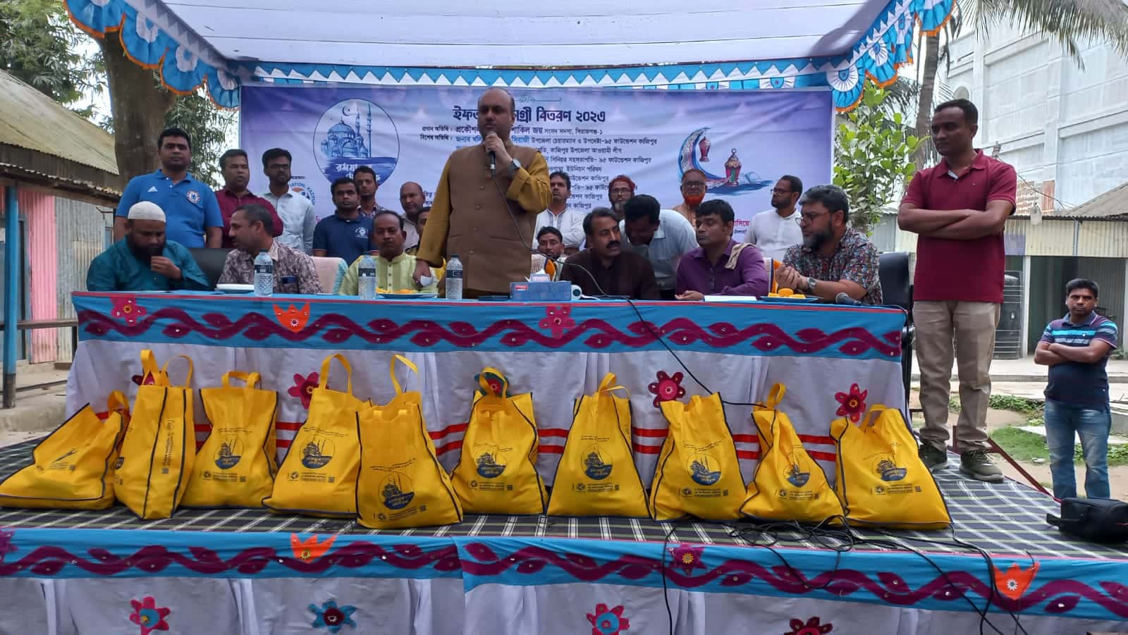 কাজিপুরে ৯৫ ফাউন্ডেশনের উদ্যোগে ইফতার সামগ্রী বিতরণ