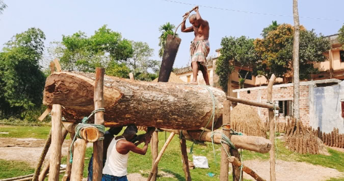 হবিগঞ্জে চোখে পড়ল গ্রাম বাংলার বিলুপ্ত প্রায় করাতি পেশা
