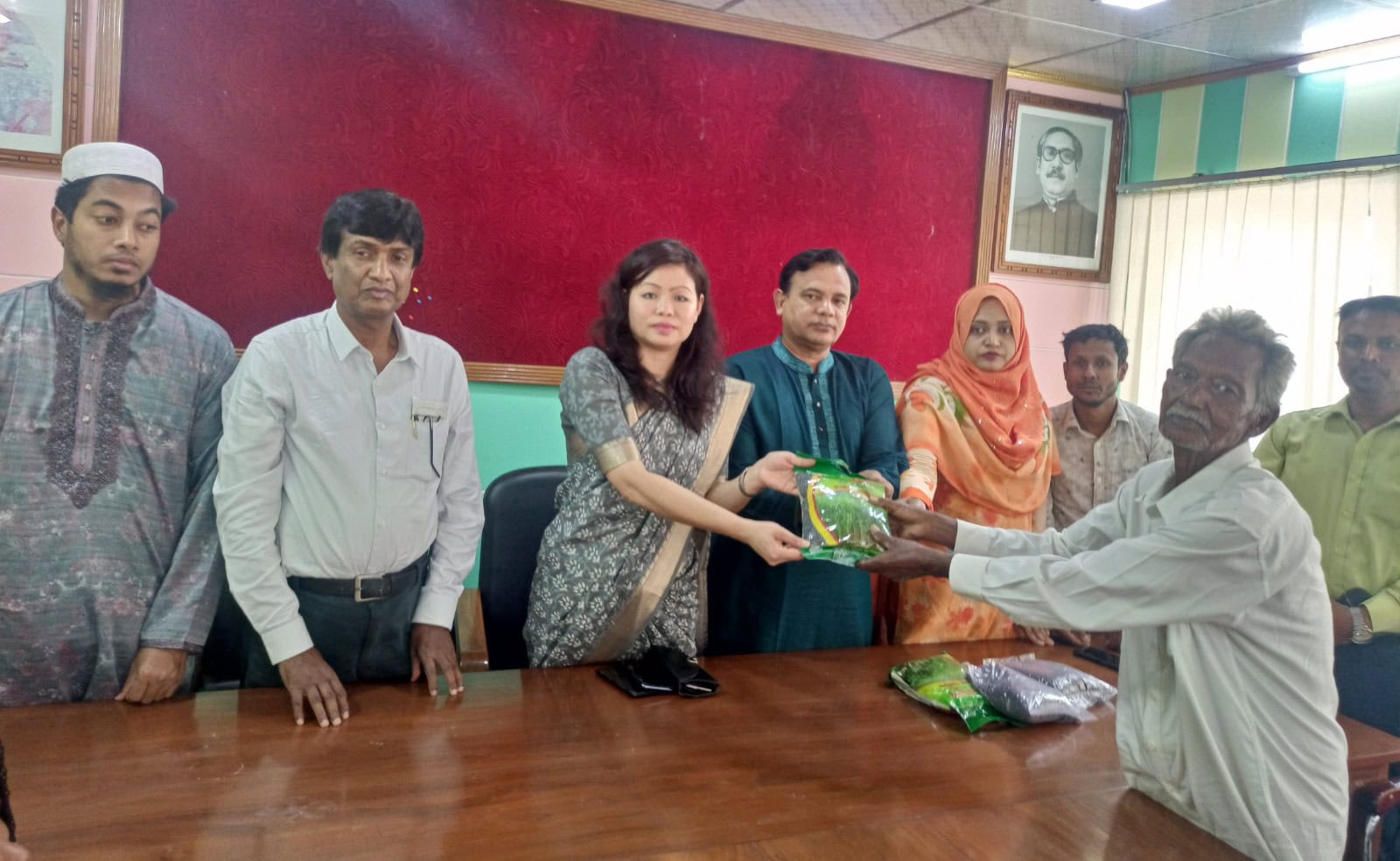 পবায় পাট চাষীদের মাঝে বিনামূল্যে পাটবীজ বিতরণ