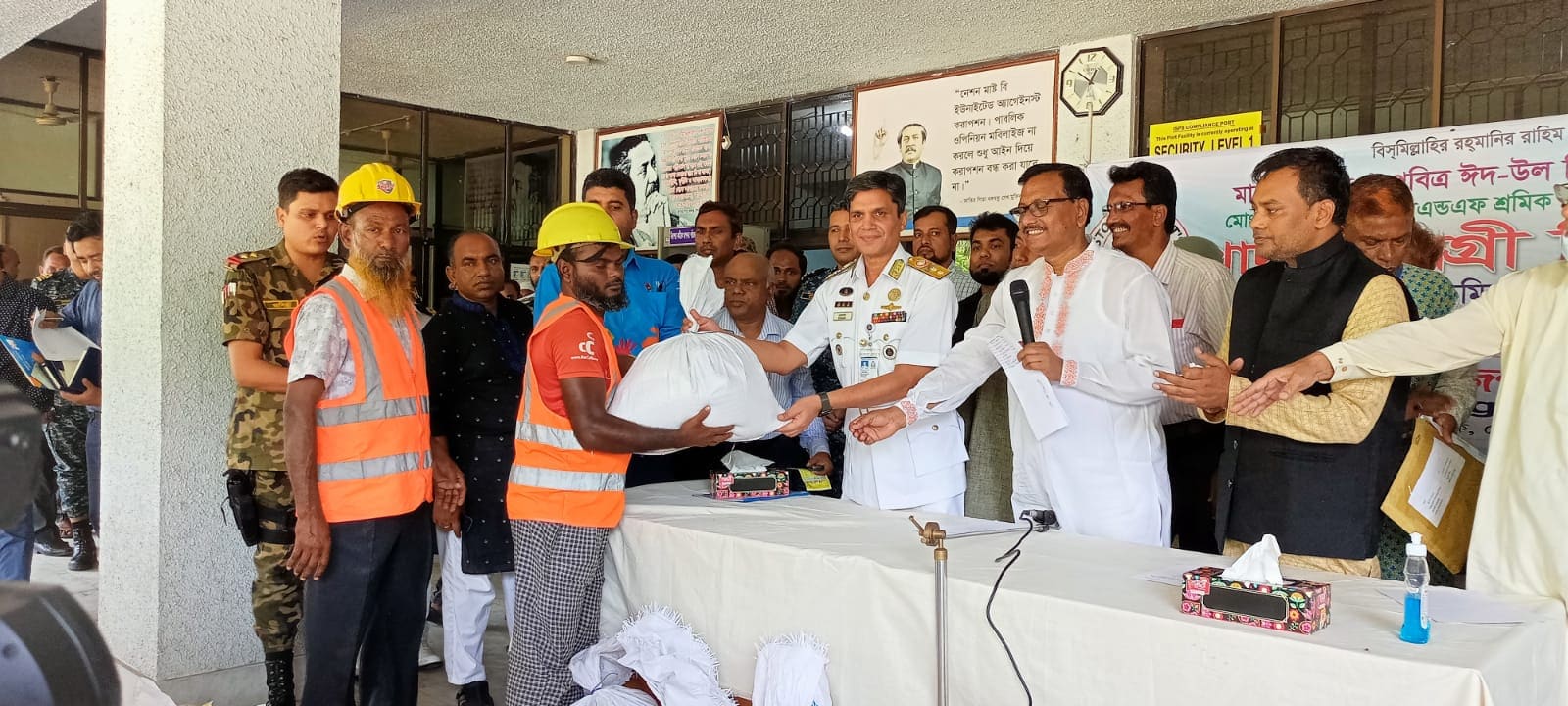 ঈদের উপহার পেলো মোংলা বন্দরের শ্রমিকরা