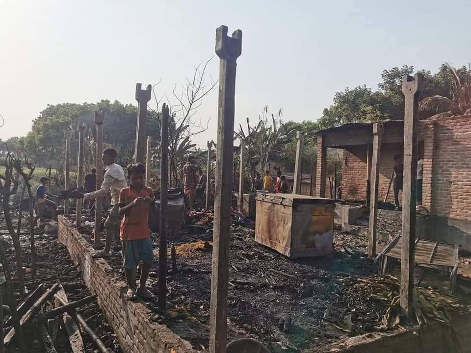 দৌলতপুরে অগ্নিকান্ডে বসতবাড়ি গবাদি পশুসহ পানের বরজ ভস্মীভূত