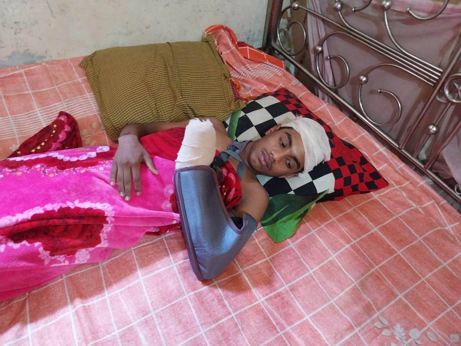 নরসিংদীতে সন্ত্রাসীদের হামলায় টেক্সটাইল শ্রমিক নাদিম গুরুতর আহত, মৃত্যুর সাথে পাঞ্জা লড়ছে