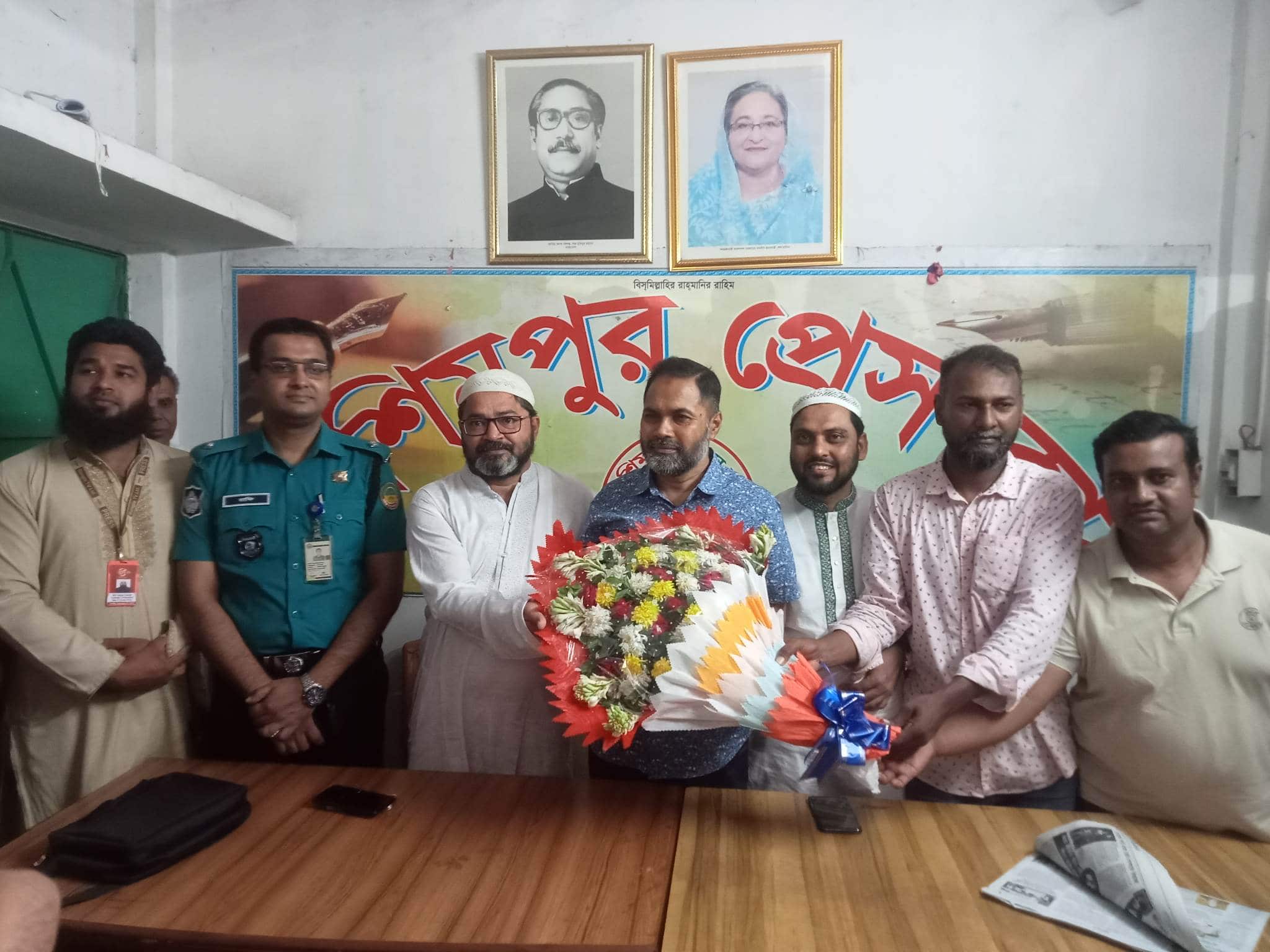 কাশিমপুর প্রেসক্লাবে সি আই পি কে ফুলের শুভেচ্ছা
