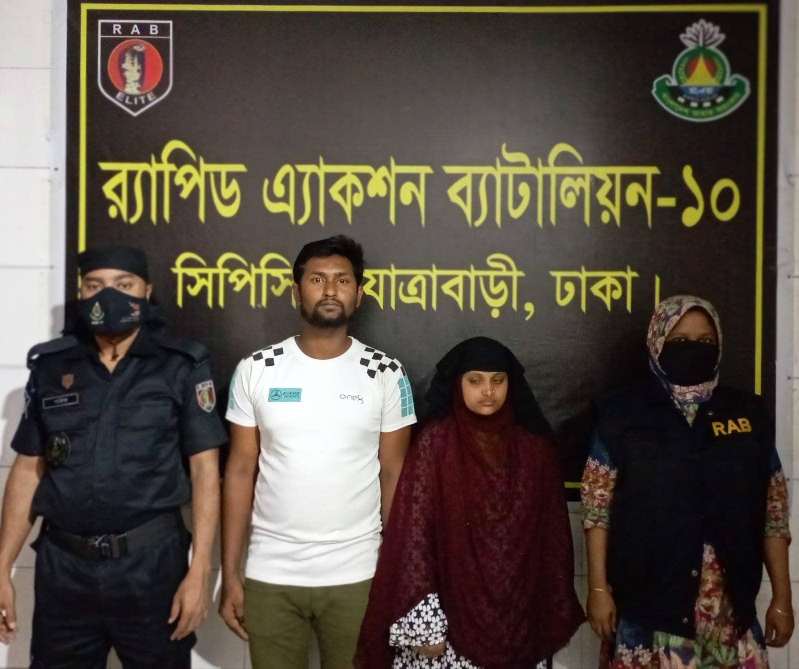 রাজধানীর গোলাপবাগ এলাকা হতে “পাশে থাকা ফাউন্ডেশন” নামক ভুয়া প্রতারক সংগঠনের চেয়ারম্যানসহ ০২ সদস্য’কে গ্রেফতার করেছে র‌্যাব-১০।
