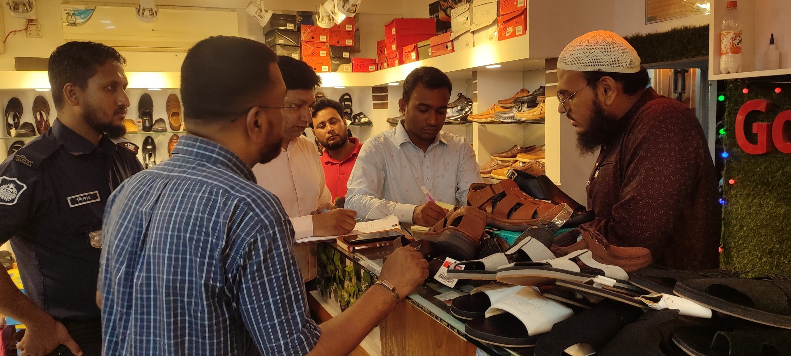 ব্রাহ্মণবাড়িয়ায় অতিরিক্ত মূল্যে পাদুকা বিক্রি করায় ৩ প্রতিষ্ঠানকে জরিমানা