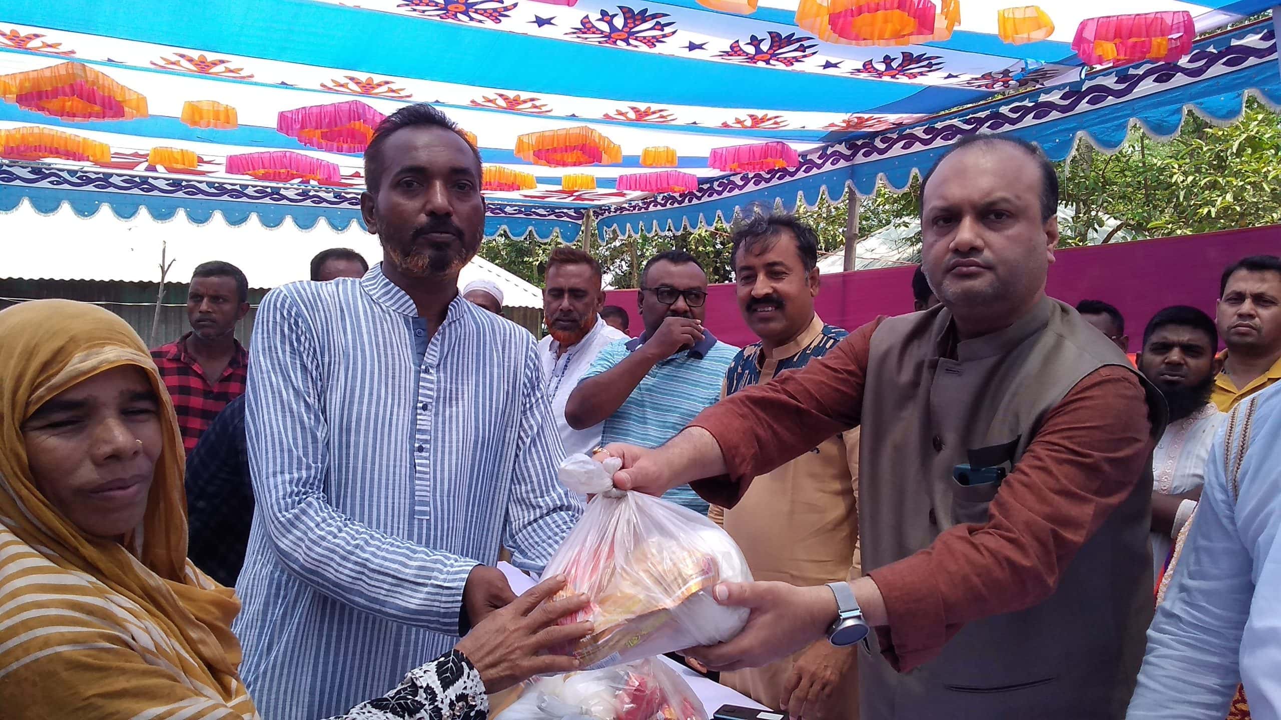 কাজিপুরে সাবেক ছাত্রনেতা মরহুম তপন মাহমুদ স্মরণে ঈদ সামগ্রী বিতরণ