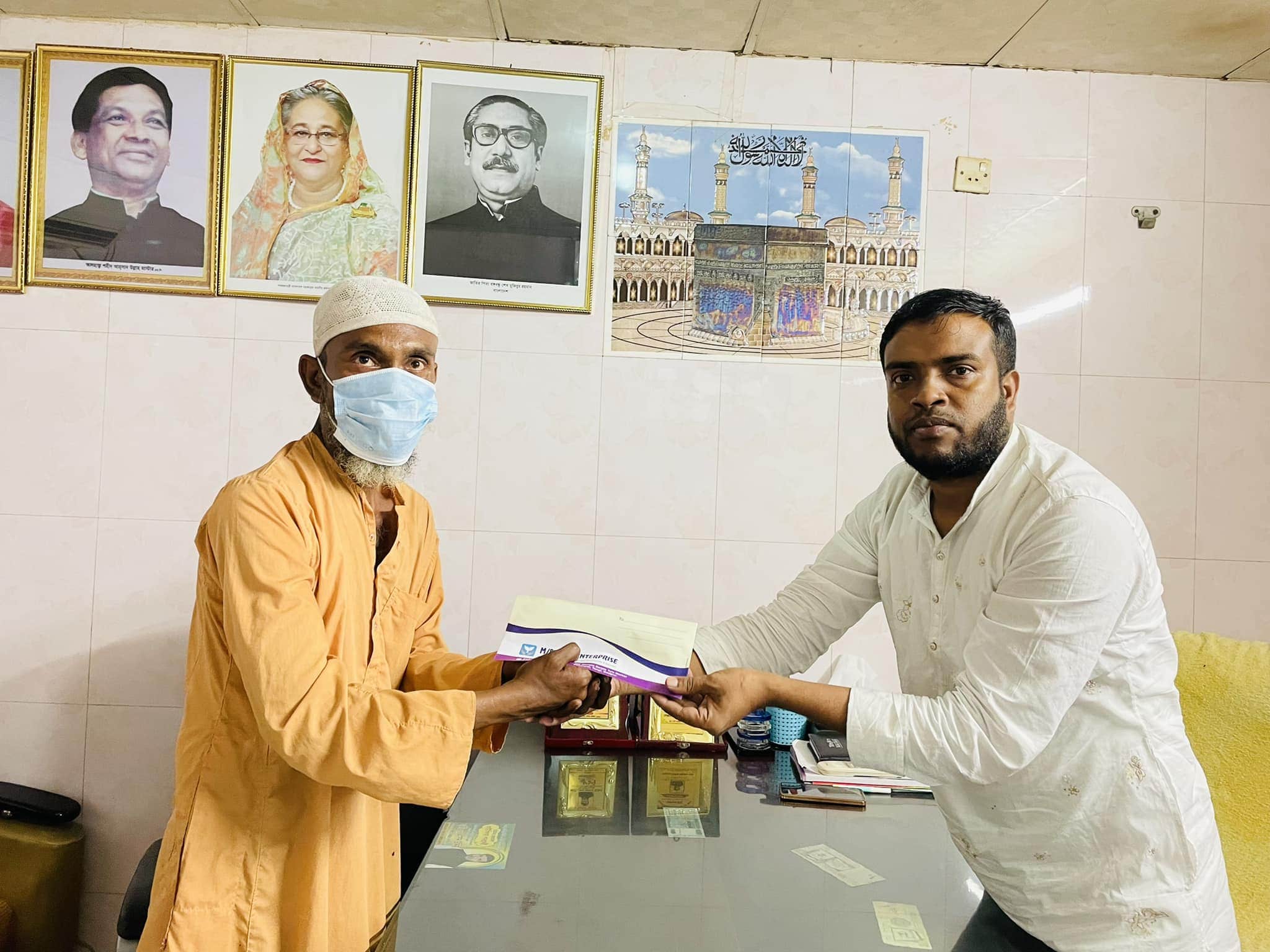 অসহাদের মাঝে অর্থ প্রদান করেন কাউন্সিলর প্রার্থী