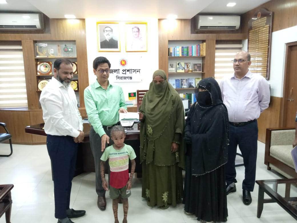 সিরাজগঞ্জ সুখ পাখি ফান্ড থেকে বিরল রোগে আক্রান্ত শিশু আবু বক্করকে ১ লাখ ৪৪ হাজার প্রদান