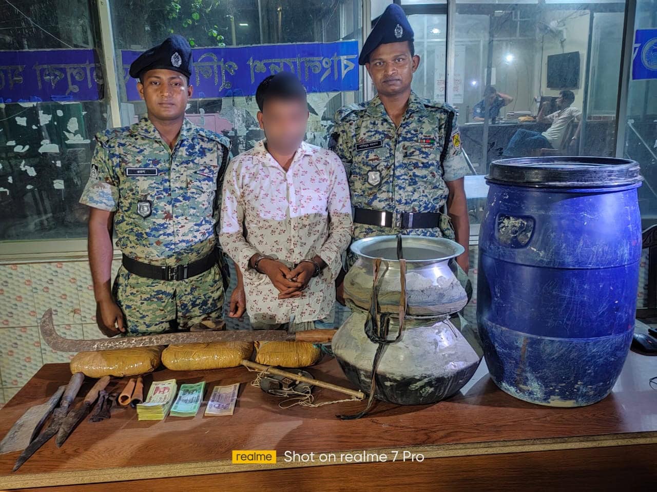 ২ এপিবিএন মাদক ও দেশিয় অস্ত্রসহ একজন  গ্রেফতার  করেছে