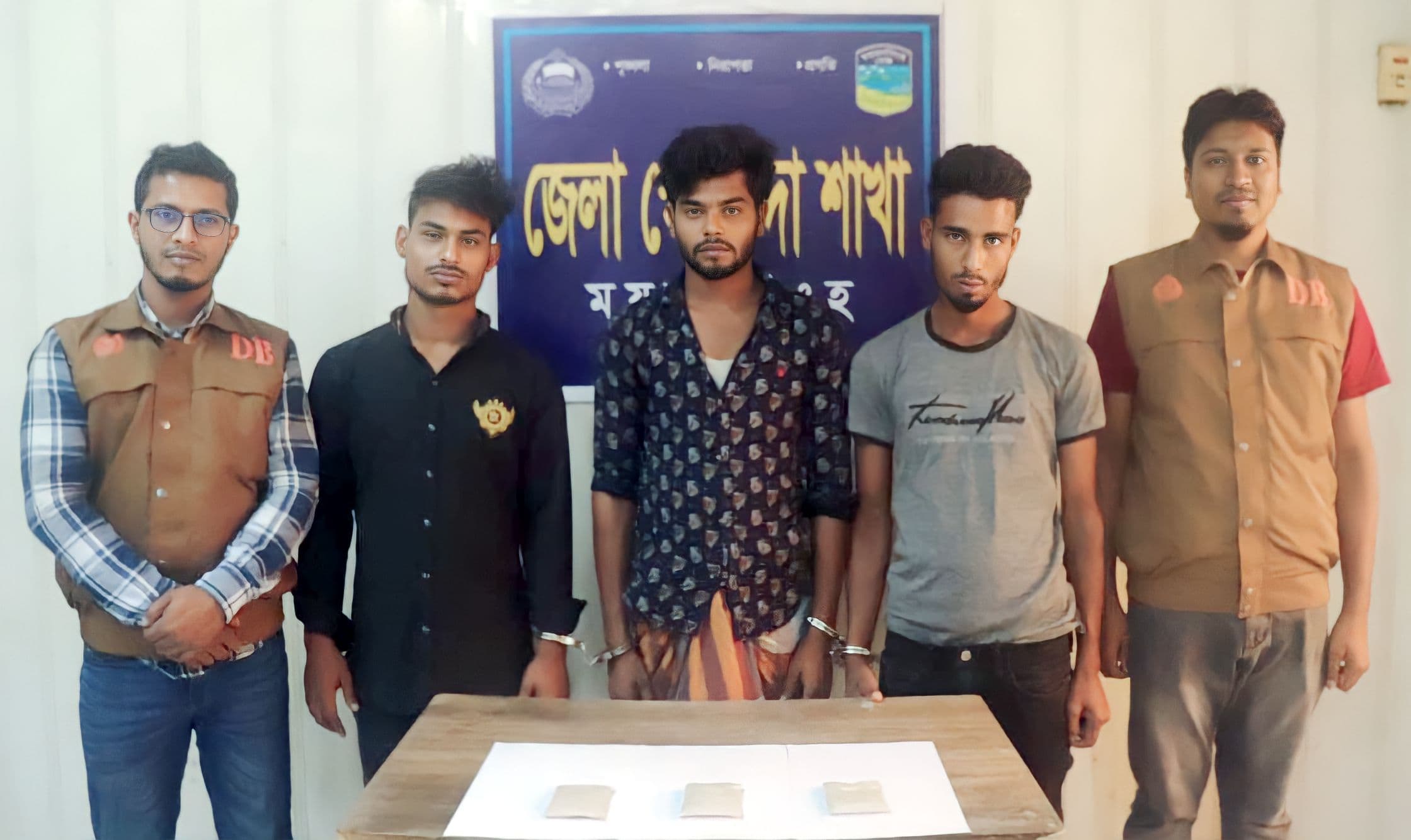 ময়মনসিংহে মাদকসহ আটক ৪