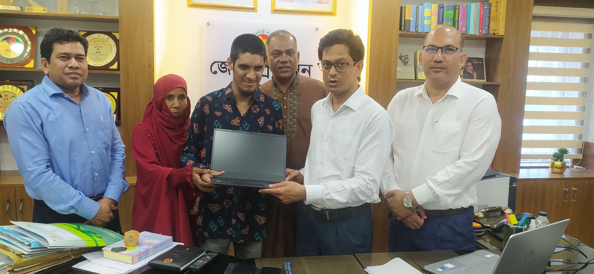 সিরাজগঞ্জে হতদরিদ্র ও দৃষ্টি প্রতিবন্ধী এক মেধাবী শিক্ষার্থীকে ল্যাপটপ দিলেন জেলা প্রশাসক
