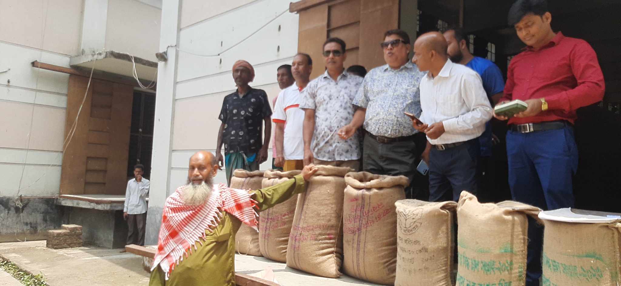 কৃষকের কাছ থেকে সরকারিভাবে ধান সংগ্রহ শুরু