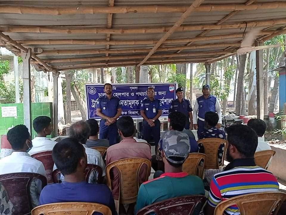 কুষ্টিয়ায় ট্রাফিক পুলিশের জনসচেতনতামূলক সভা অনুষ্ঠিত