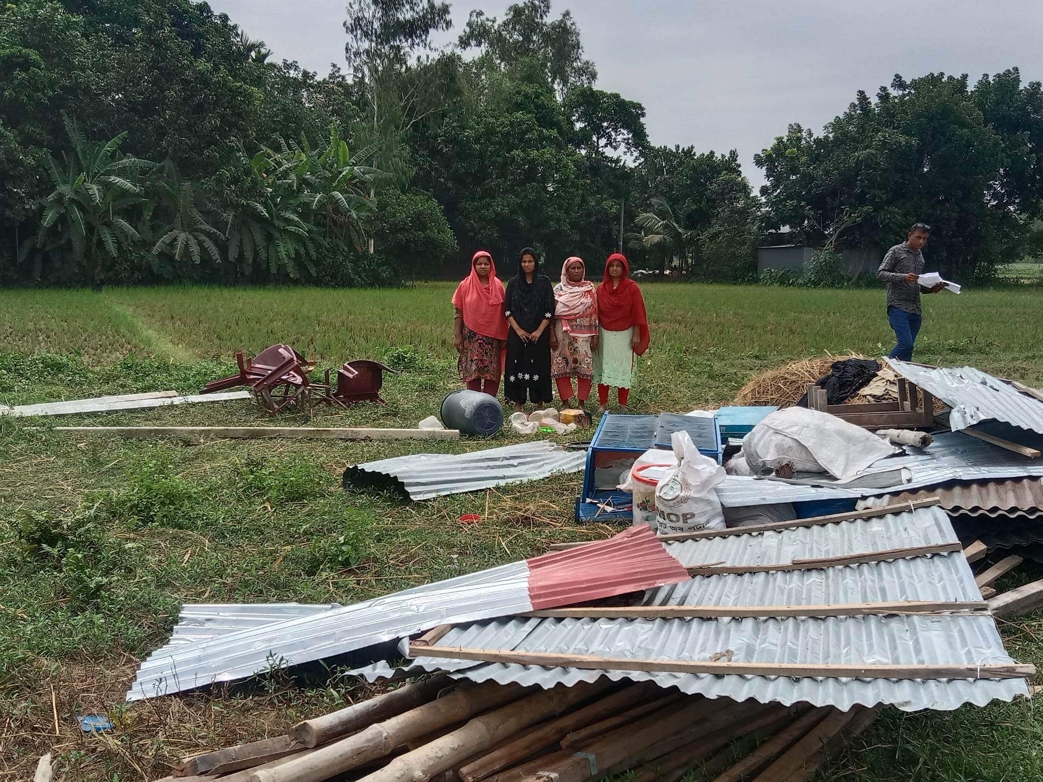 ৩ কন্যা সন্তান হওয়ায় স্বামী দিয়েছে ডিভোর্সঃ বাড়ি গুড়িয়ে দিলেন সহদর ভাইঃ খোলা আকাশের নিচে বসবাস করছে এক অসহায় পরিবার