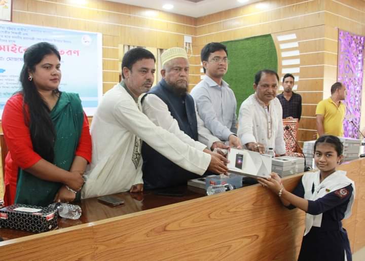 জামালপুরে শিক্ষার্থীদের মাঝে শেখ হাসিনা উপহার ট্যাব ও শিক্ষাবৃত্তি বিতরণ