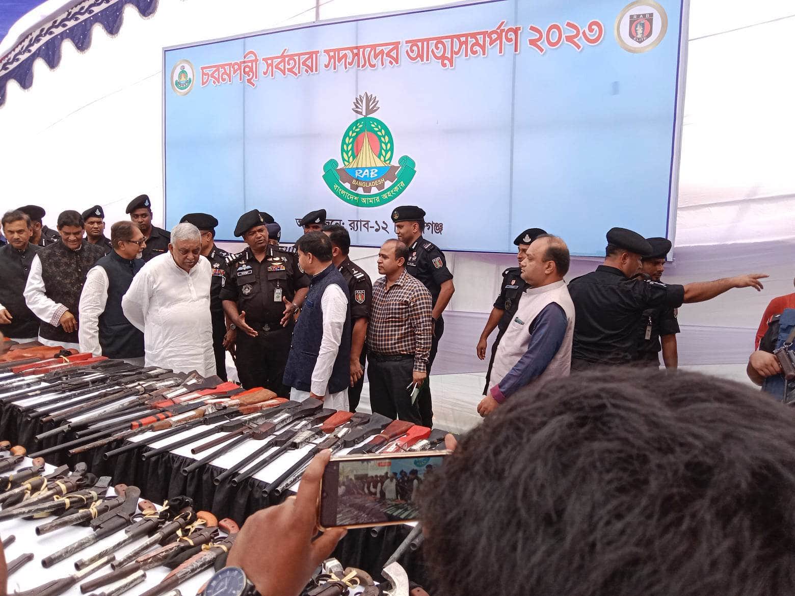 স্বাভাবিক জীবনে ফিরতে স্বরাষ্ট্রমন্ত্রীর কাছে অস্ত্রসহ আত্মসমর্পণ করলেন ৩১৫ চরমপন্থী